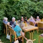 In fröhlicher Runde und bestem Wetter feierte der Seniorenkreis im Pfarrgarten.